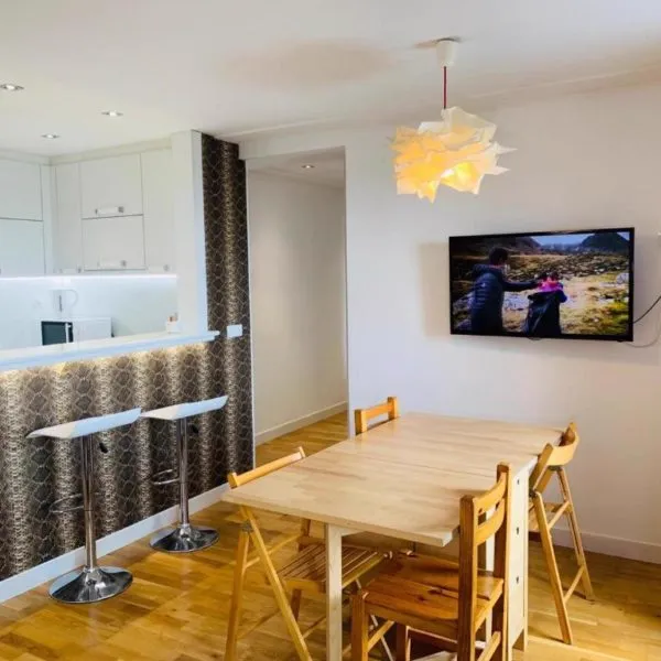 Salón comedor de un apartamento para cuatro personas
